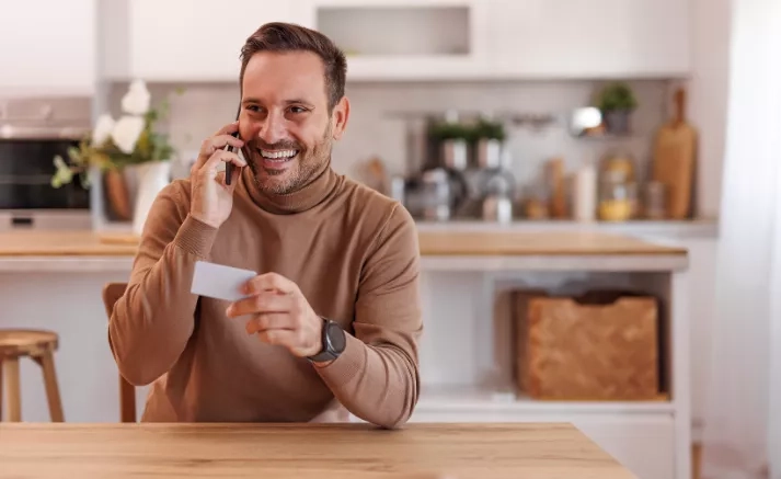 Homme qui appelle le service client